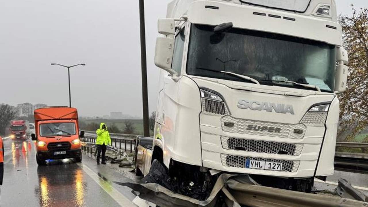 Tır ok gibi bariyerlere girdi