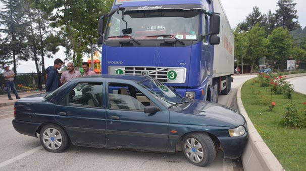 TIR önüne kattığı aracı metrelerce götürdü!