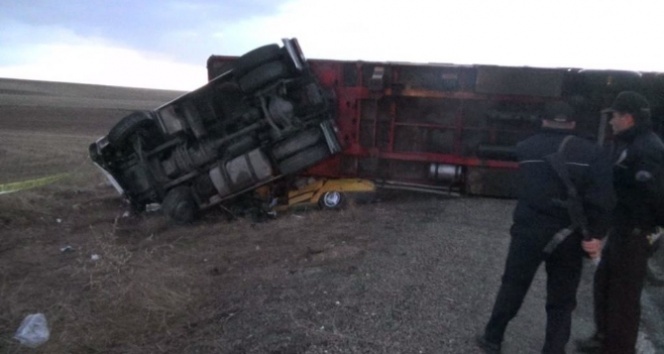 TIR otomobili altına aldı: 1 ölü, 2 yaralı