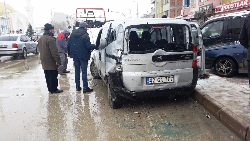 Tır park halindeki hafif ticari aracı çarptı 