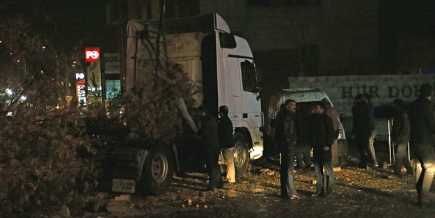 Tır park halindeki otomobillere çarptı
