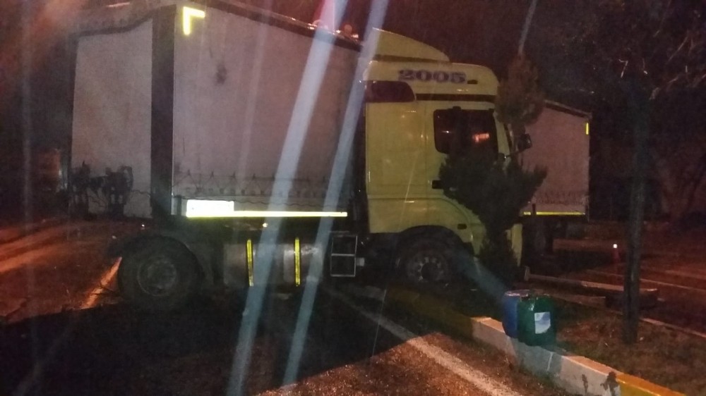 Tır refüje çarptı 
