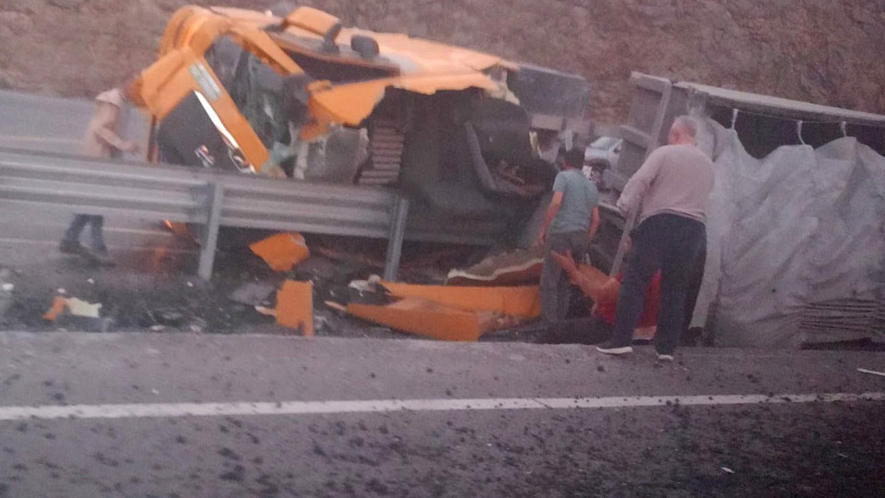 Tır refüje devrildi, iki kişi öldü