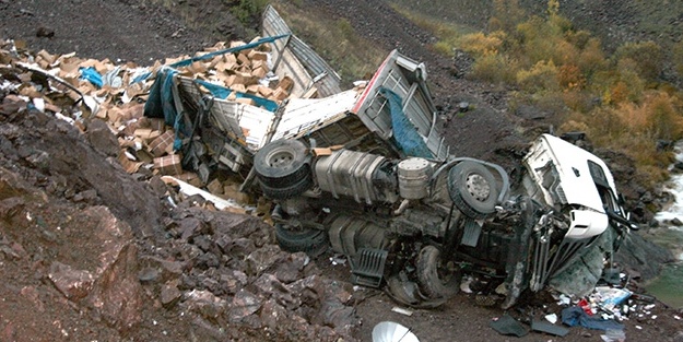 TIR şarampole devrildi: 5 yaralı