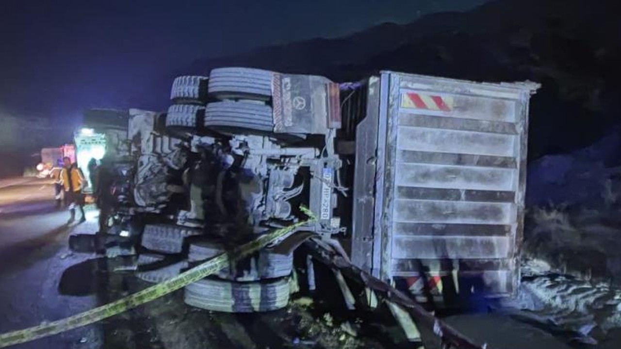 Tır şarampole devrildi! Ölü ve yaralılar var