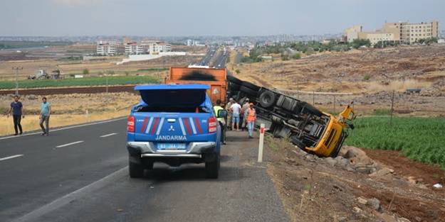 TIR şarampole devrildi: Yaralılar var