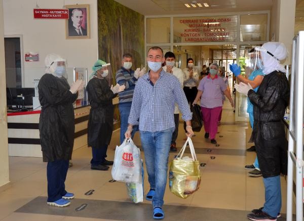 Tır şoförü korona virüsü yendi, alkışlarla taburcu oldu 
