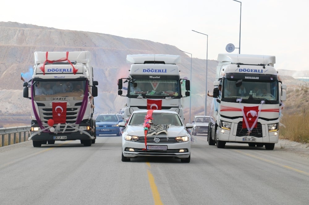 Tır şoförünün düğününde renkli konvoy 