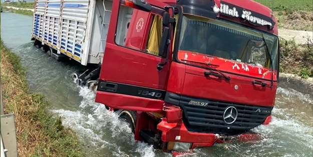 TIR sulama kanalına düştü