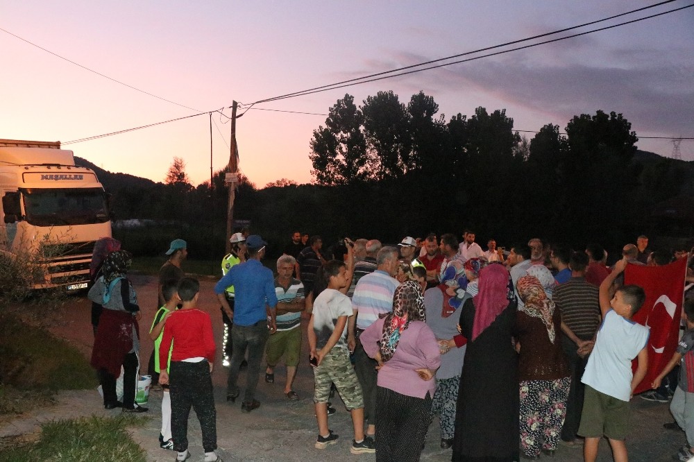 Tır sürücülerine kızıp yolu kapattılar 