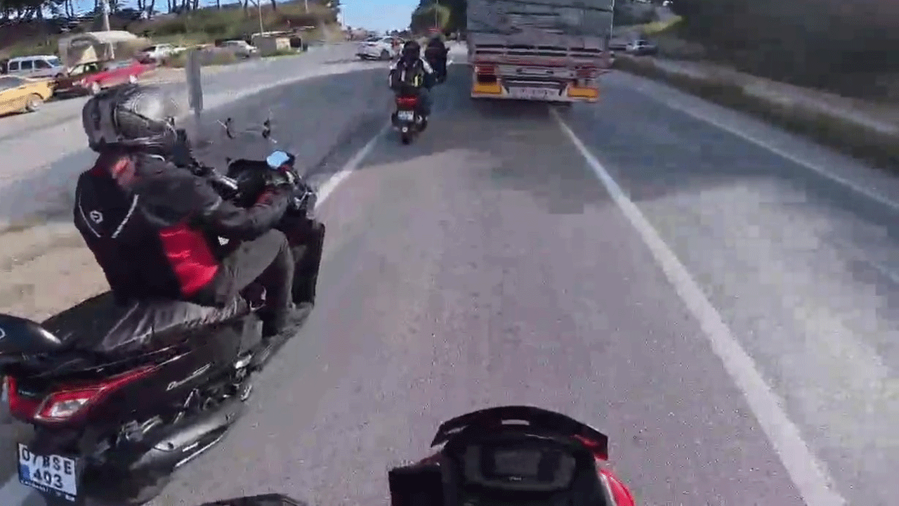 Tır sürücüsü kızdı, motosikletlerin üzerine sürdü!