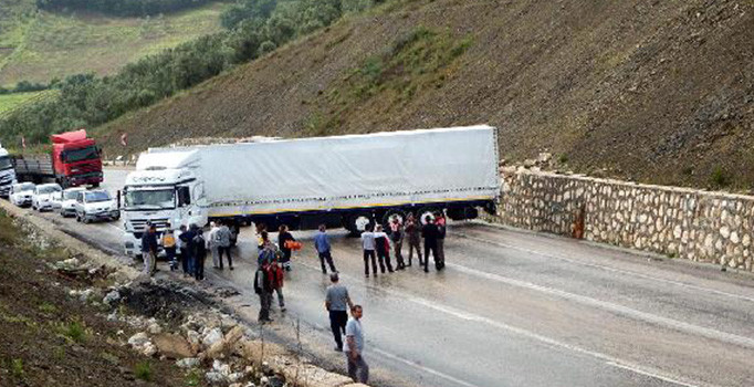TIR tarım işçilerini taşıyan minibüsle çarpıştı: 1 ölü