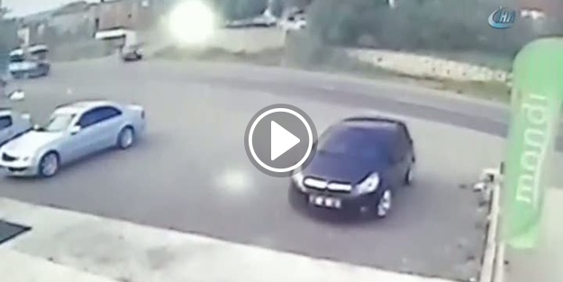 TIR tekerinden son anda kurtuldu