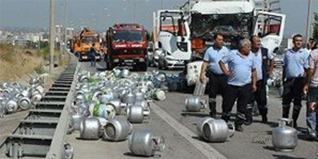 Tır, tüp dolu kamyonla çarpıştı