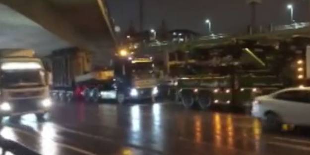 Tır üst geçide sıkıştı! Trafik felç oldu