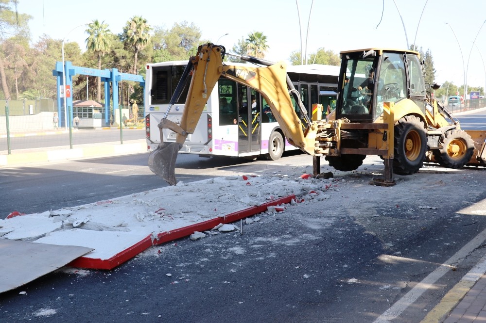 Tır üzerindeki trafo üst geçide takıldı 