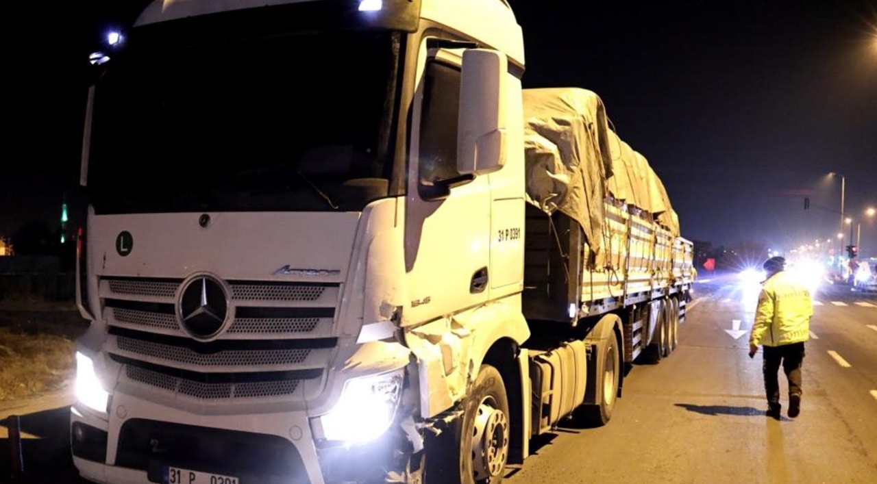 Tır ve hafif ticari araç çarpıştı: 2 yaralı