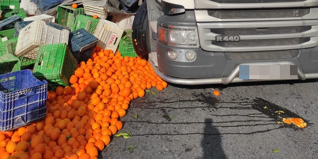 Tır viraja ters girince tonlarca portakal yola devrildi! Otobanda trafiği kapatan kaza
