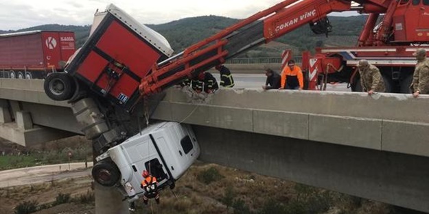 TIR viyadükte asılı kaldı