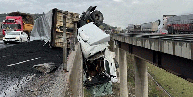 Tır viyadükte asılı kaldı: Sürücü metrelerce yükseklikten aşağı düştü