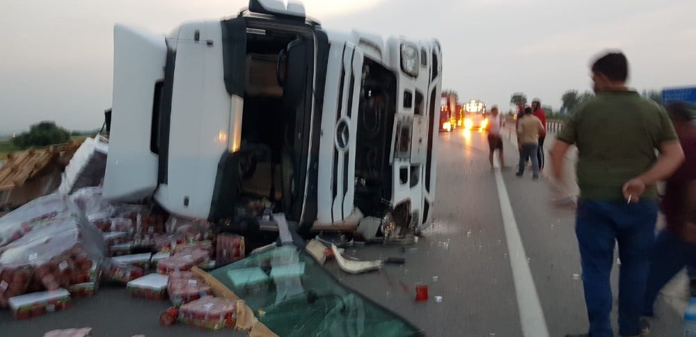 Tır yan yattı Bursa yolu trafiğe kapandı 