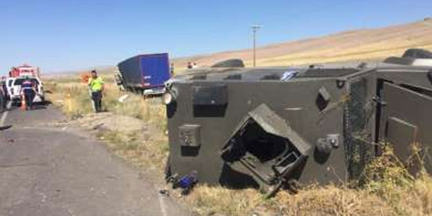 TIR zırhlı polis aracına çarptı: 2 yaralı