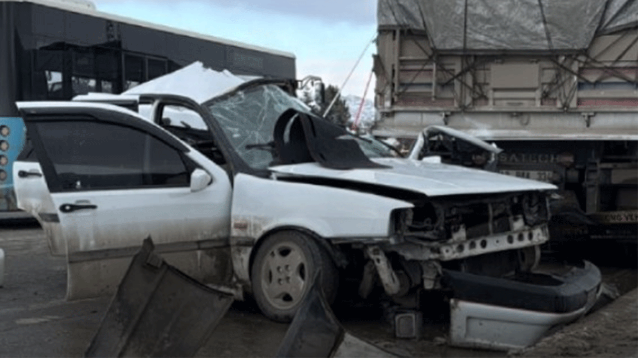 Tıra arkadan çarpan Fiat Tempra hurdaya döndü!