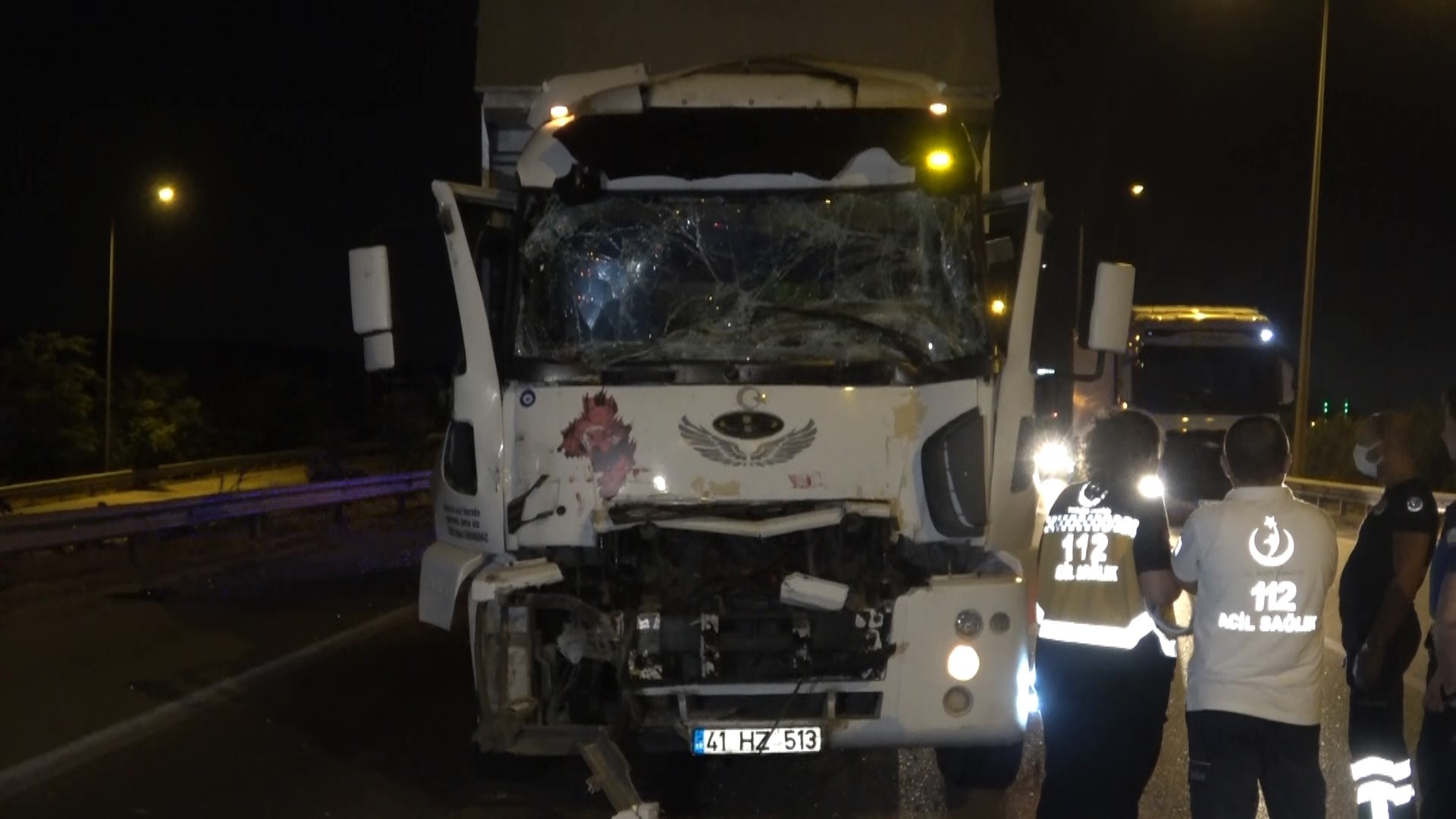 Tıra arkadan çarpan kamyonetin sürücüsü şoför kabininde sıkıştı