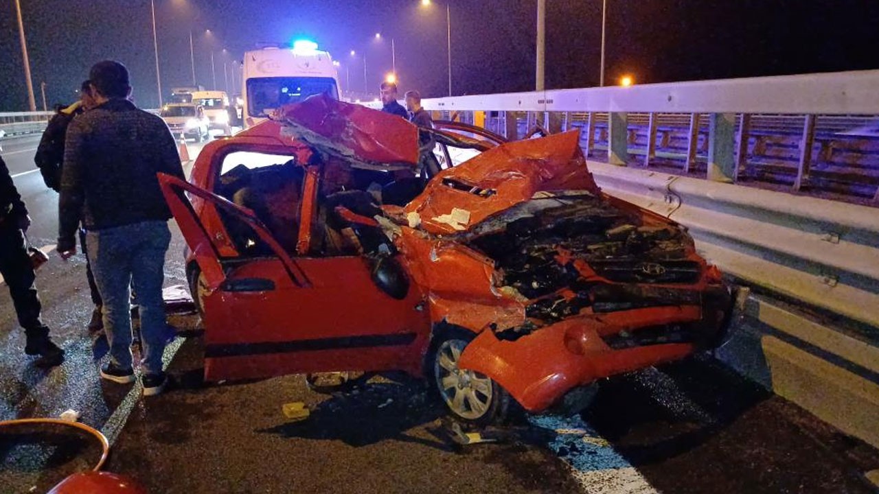 Tıra arkadan çarpan otomobil hurdaya döndü