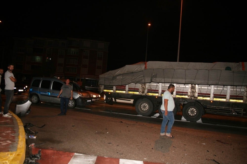 Tıra arkadan çarpan sürücü otomobili bırakıp kaçtı 