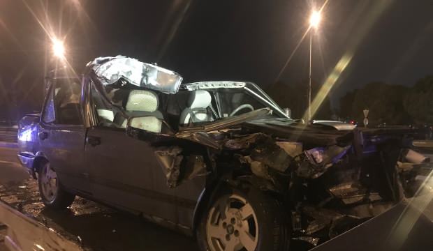 TIR'a çarpan aracın tavanı uçtu