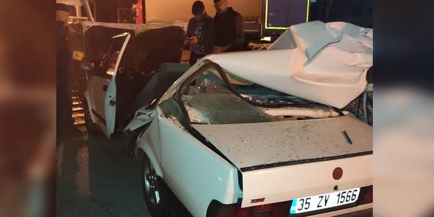 Tıra çarpan otomobil ikiye bölündü