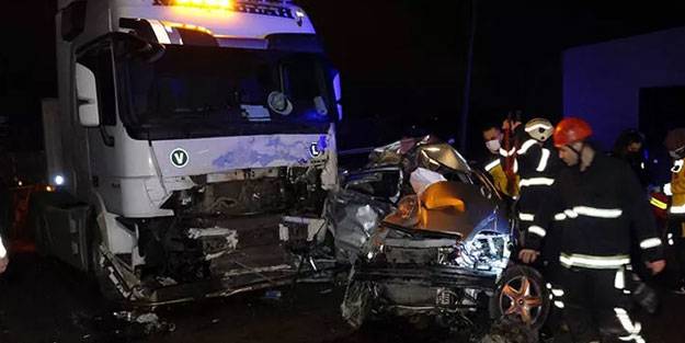 TIR'a çarpan otomobilin sürücüsü hayatını kaybetti