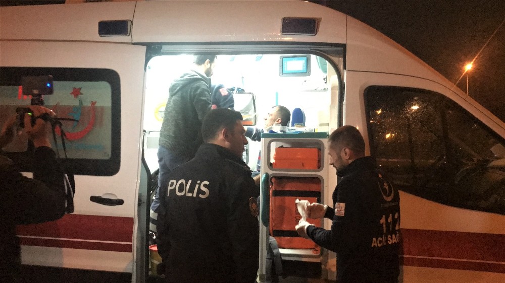Tıra çarpan otomobilin tavanı uçtu: 5 yaralı 