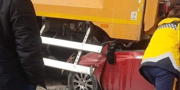 TIR'a ok gibi saplandı! Feci kaza