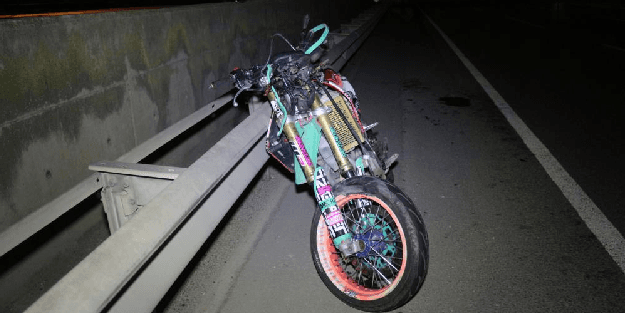 TIR'a sıkışan motosiklet sürücüsü yüzlerce metre sürüklendi