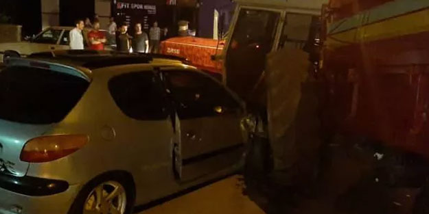 Tıraktör ve otomobilin karıştığı kazada 3 kişi yaralandı