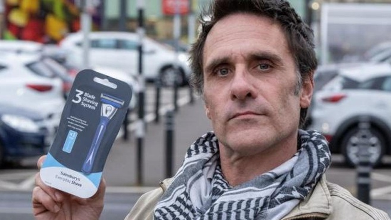 Tıraş bıçağıyla yüzünü kesen adama 6 bin dolar tazminat! Siz yine de denemeyin!