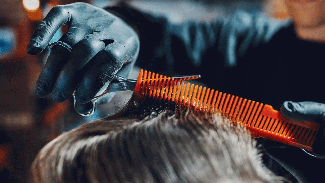 Tıraş olmaya gittiği kuaförde kurşun yağmuruna tutuldu!