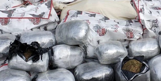 TIR'da 1 ton esrar ele geçirildi