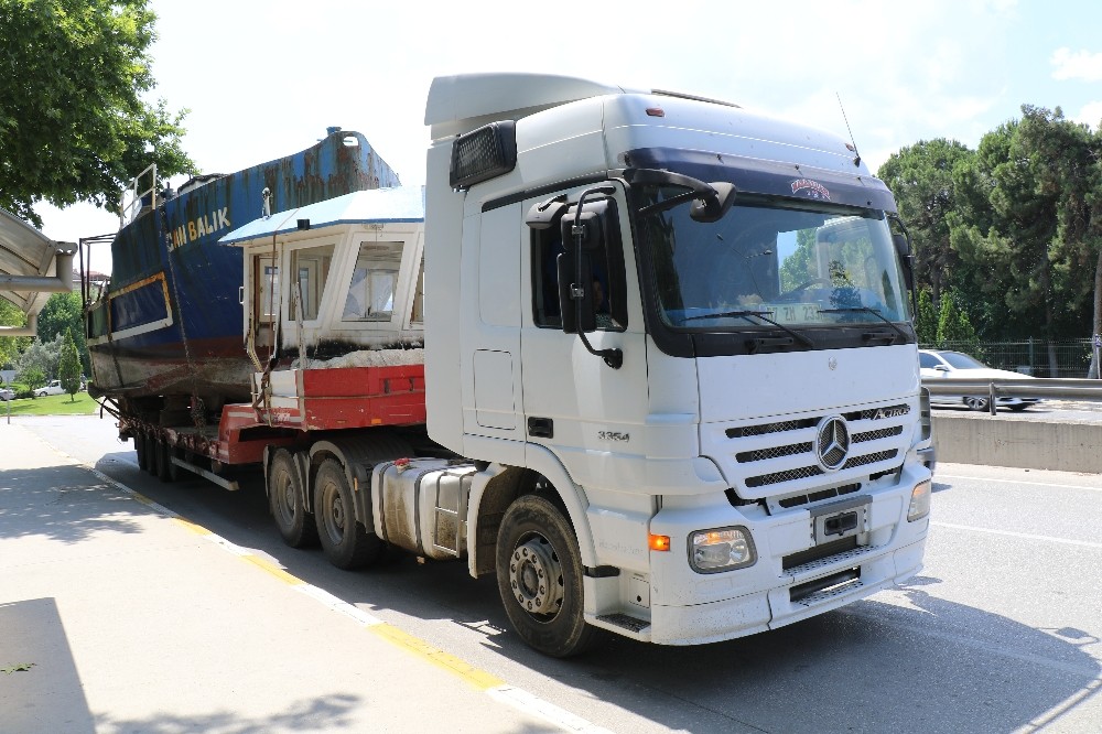 Tırda taşınan balıkçı teknesi alt geçide takıldı, trafik altüst oldu 
