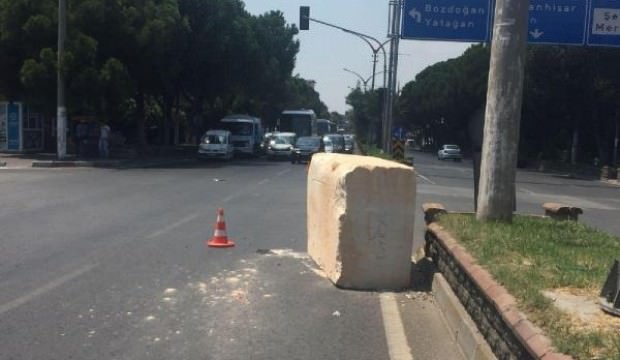 Tır'daki 8 tonluk mermer yola düştü