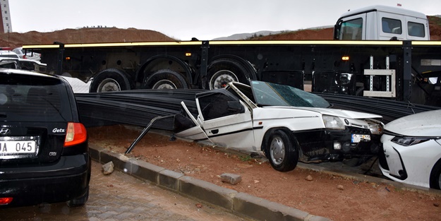 Tırdaki tonlarca demir araçların üzerine düştü