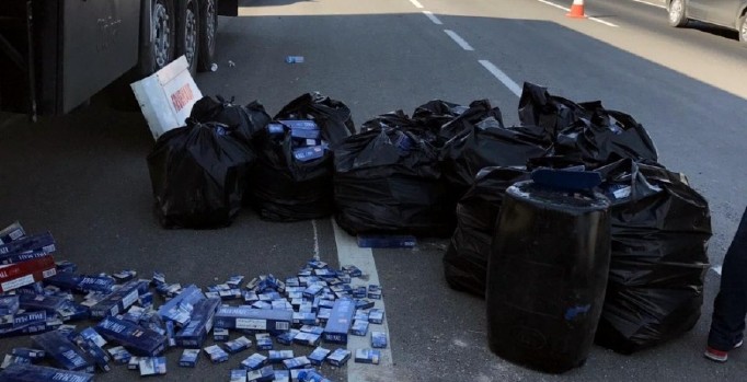TIR'dan 19 bin paket kaça sigara yakalandı