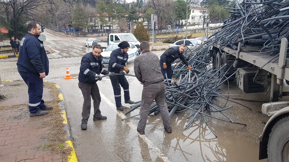Tırdan devrilen demirler ulaşımı aksattı 