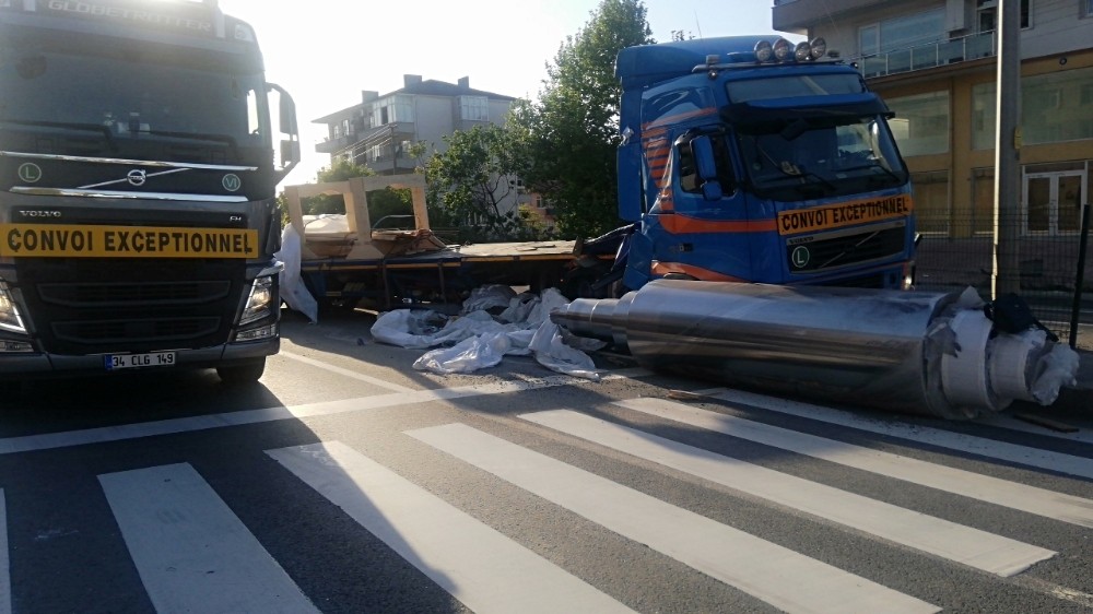 Tırdan düşen demir silindir D130 Karayolu’nu trafiğe kapattı 