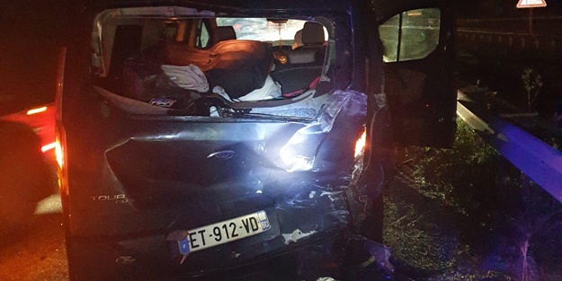 TIR'dan kopan lastik kazaya yol açtı: Yaralılar var