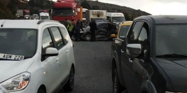 TIR'dan yola mazot sızınca tüm araçlar birbirine girdi