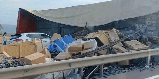 Tırdan yola saçılan malzemeler yolu kapattı