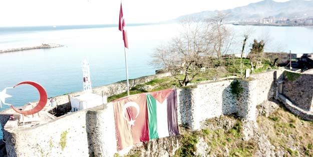 Tirebolu Kalesine Türkiye ve Filistin Bayrağı asıldı